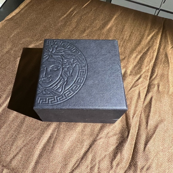 Versace Ring 5 1/2 - Rare, Authentic and in Great Condition - Picture 7 of 7